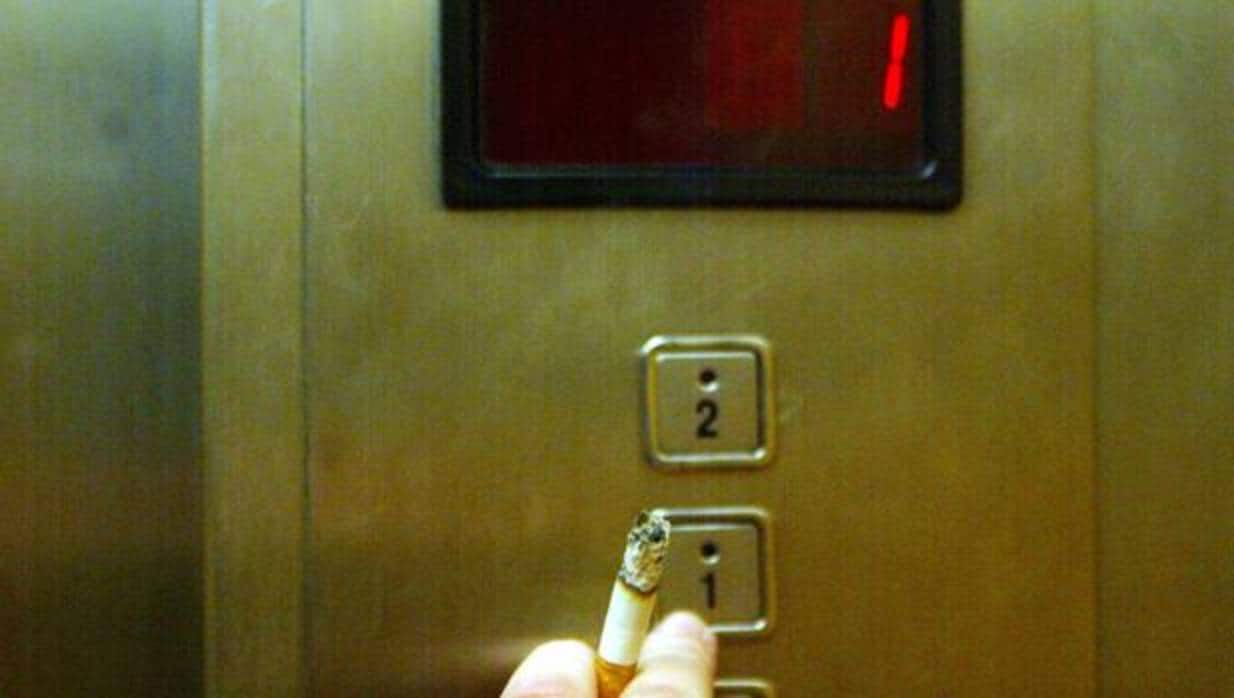 ¿Qué medidas puede tormar la comunidad con un vecino que fuma en el ascensor?