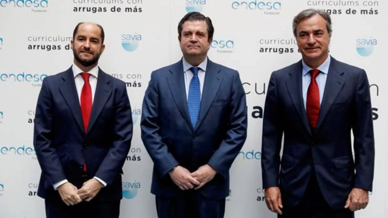 El secretario de Estado de Empleo, Juan Pablo Riesgo (izq.), el presidente de Endesa, Borja Prado (centro) y el piloto Carlos Sainz en la presentación de Savia