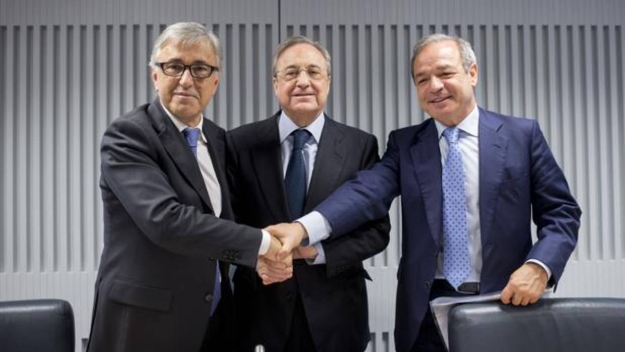 El presidente de ACS, Florentino Pérez (centro de la imagen) junto al CEO de Giovanni Castellucci y el CEO de ACS, Marcelino Fernández Verdes (dcha)