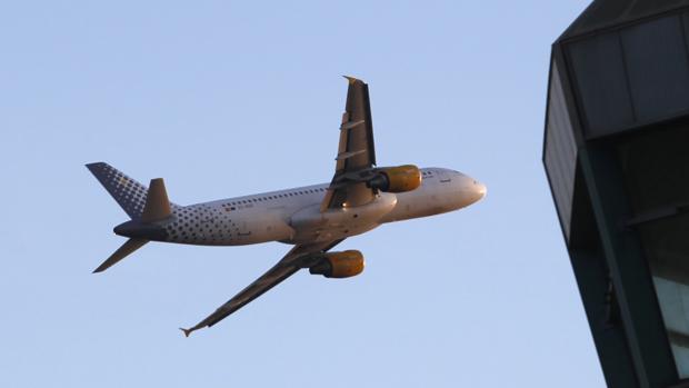 Vueling cancela 120 vuelos este jueves y otros 112 el viernes por la huelga de pilotos