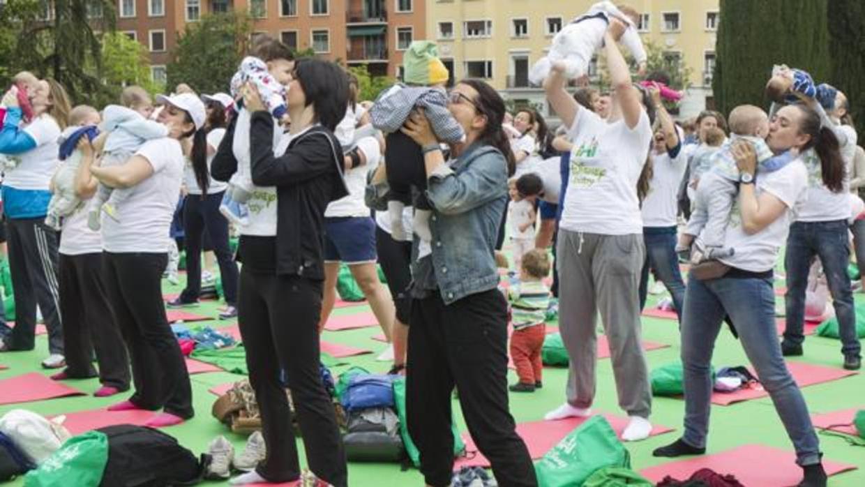 Un grupo de madres hacen yoga junto con sus hijos en Madrid