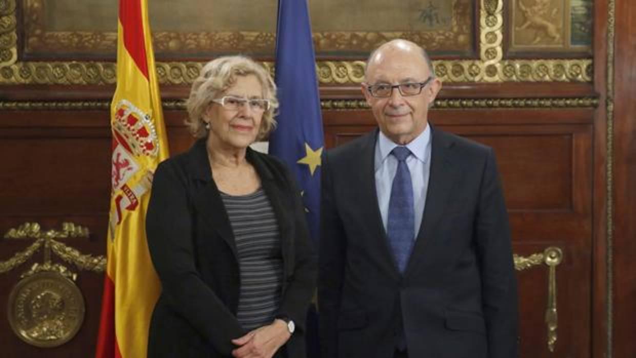 La alcaldesa de Madrid, Manuela Carmena, y el ministro de Hacienda, Cristóbal Montoro