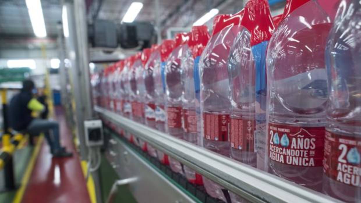 Botellas de la marca Lanjarón en la planta de embotellamiento de la empresa