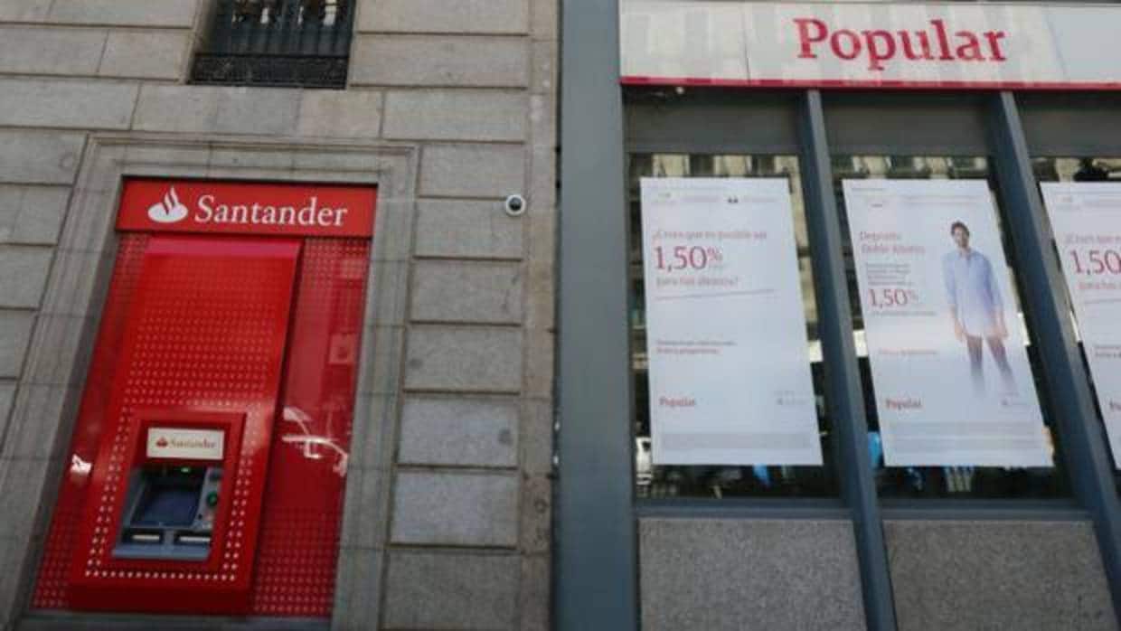 Una oficina del Popular junto a un cajero de Banco Santander