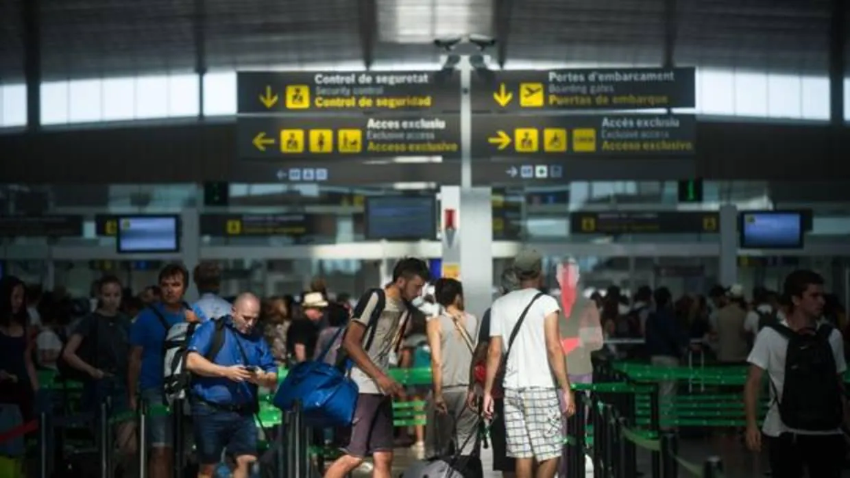 La entrada de pasajeros por líneas «low cost» sube un 4,6% en abril y alcanzan los 4,26 millones