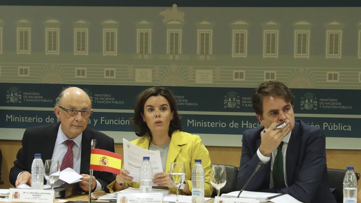 El ministro de Hacienda, Cristóbal Montoro, junto a la vicepresidenta del Gobierno, Soraya Sáenz de Santamaría, en el Consejo de Política Fiscal