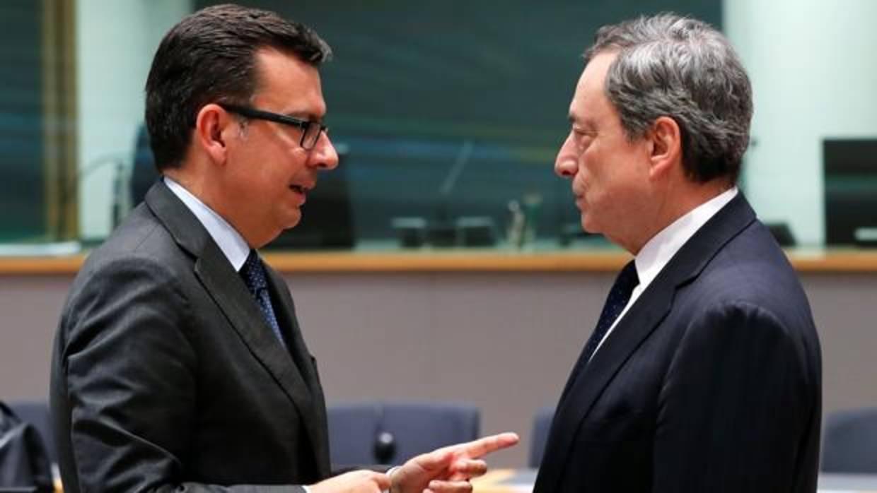 El ministro de Economía, Román Escolano, junto con el presidente del BCE, Mario Draghi
