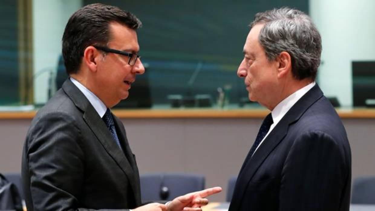El ministro de Economía, Román Escolano, junto con el presidente del BCE, Mario Draghi