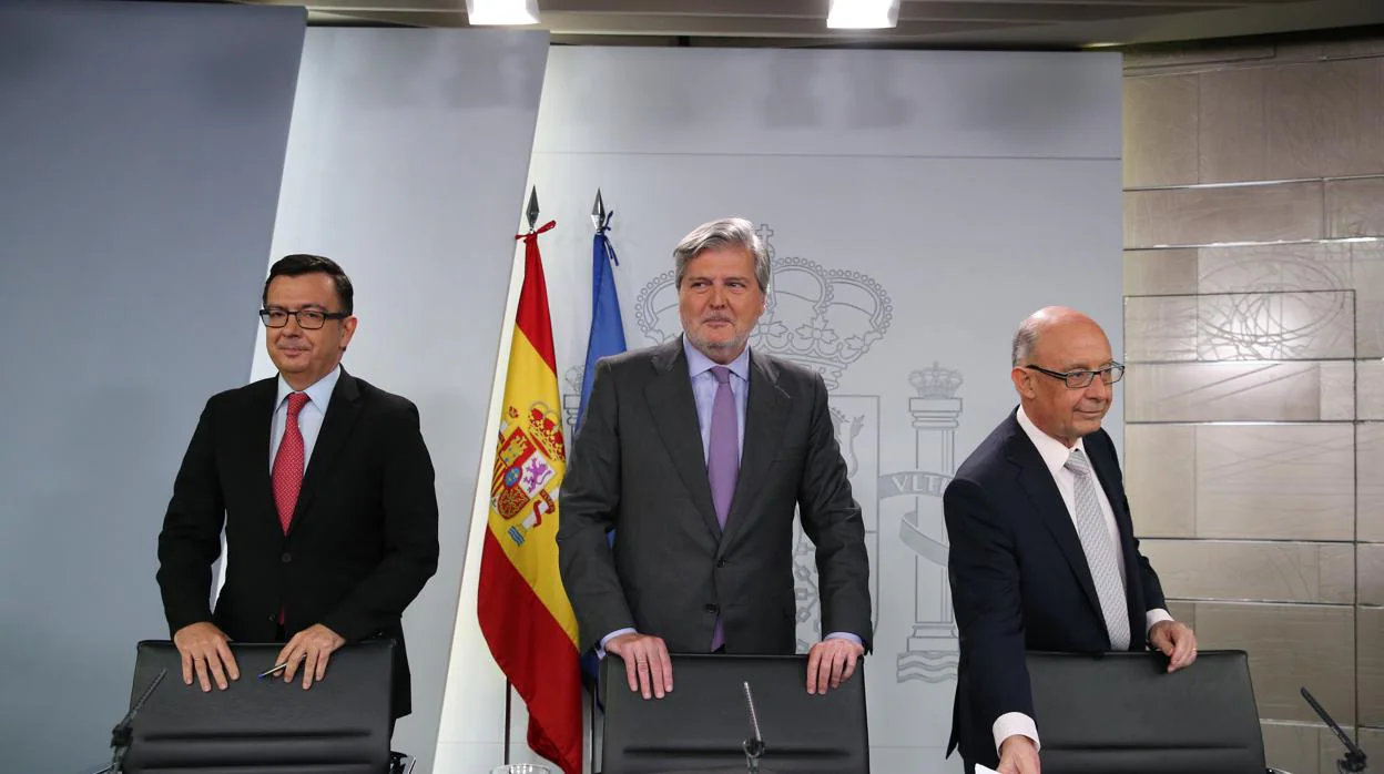 El ministro de Economía, Román Escolano, el portavoz del Gobierno, Íñigo Méndez de Vigo, y el ministro de Hacienda, Cristóbal Montoro
