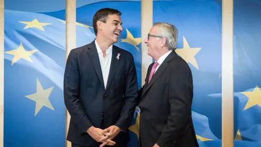 El presidente de la Comisión Europea, Jean Claude Juncker (dcha) junto a Pedro Sánchez
