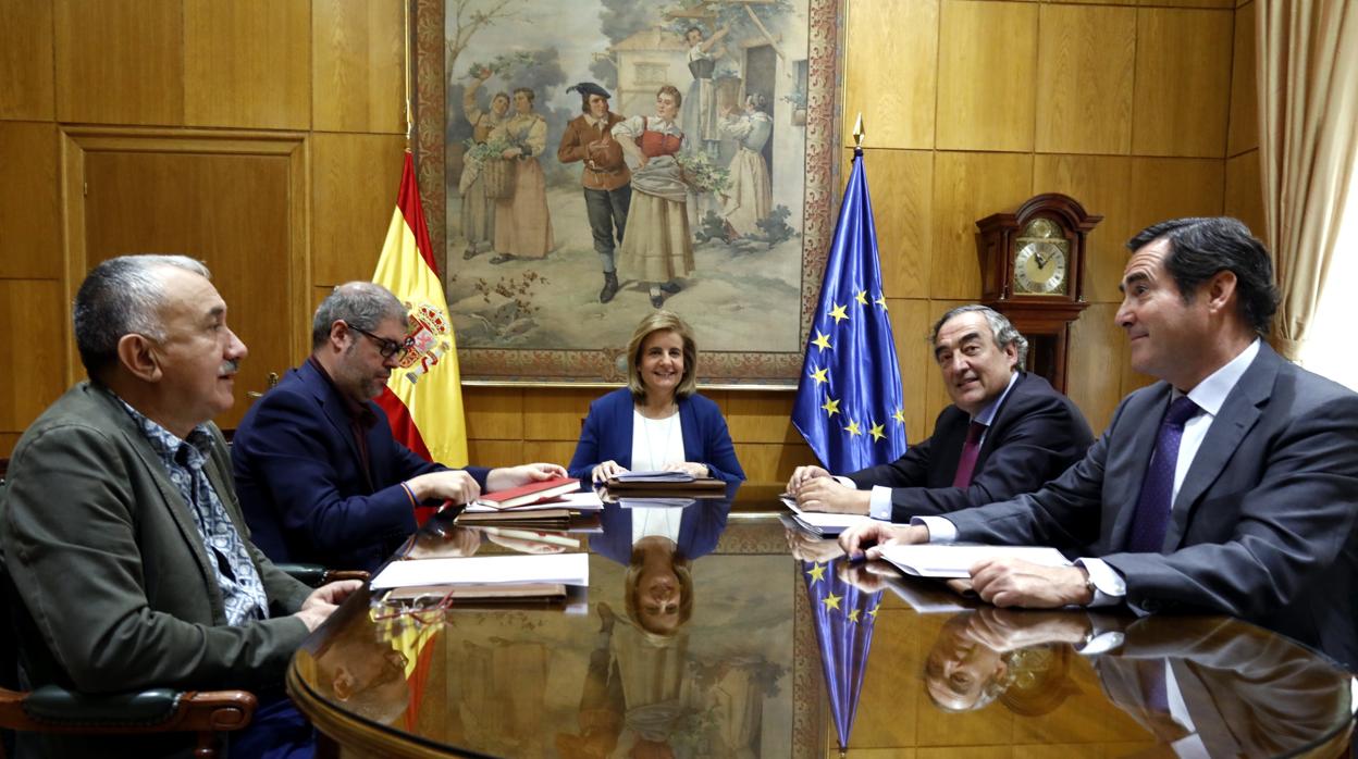 Álvarez, Sordo, Báñez, Rosell y Garamendi, de izquierda a derecha, en un acto en el Ministerio de Empleo