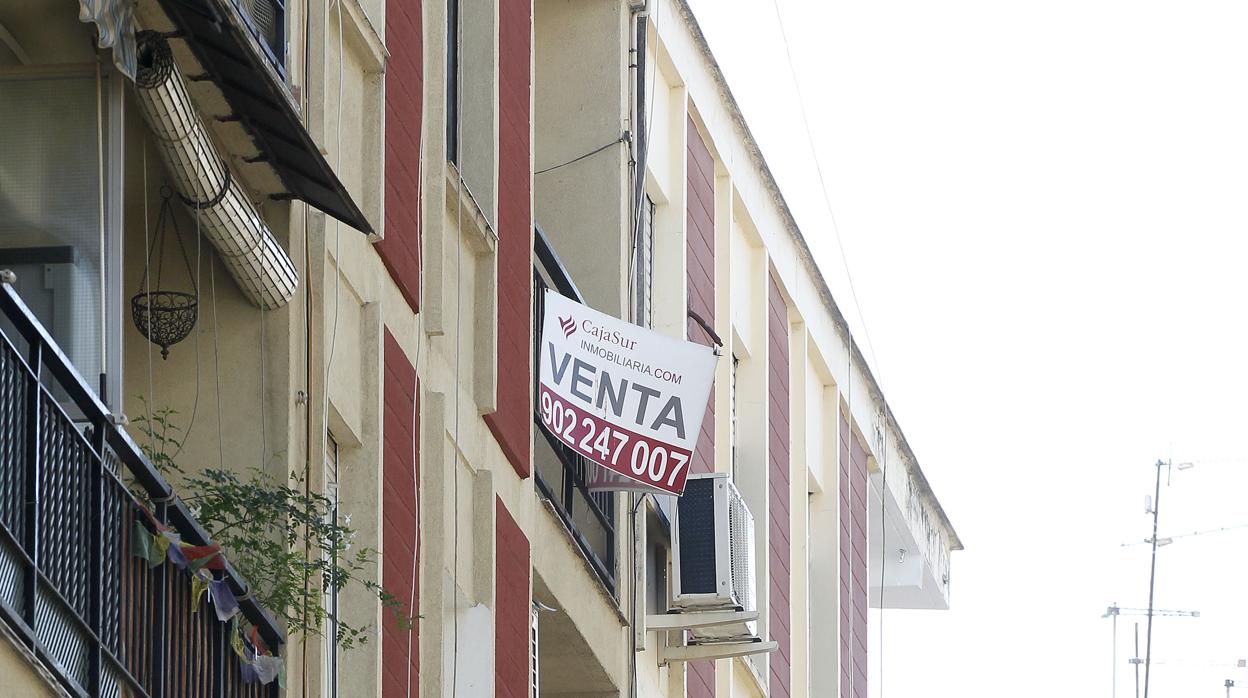 Un cartel de «En venta» en un edificio de Córdoba