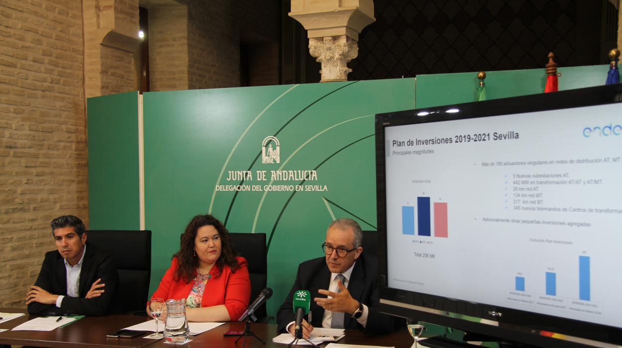 Juan Borrego, Esther María Gil y José Luis Pérez Mañas, durante la presentación del plan de Endesa