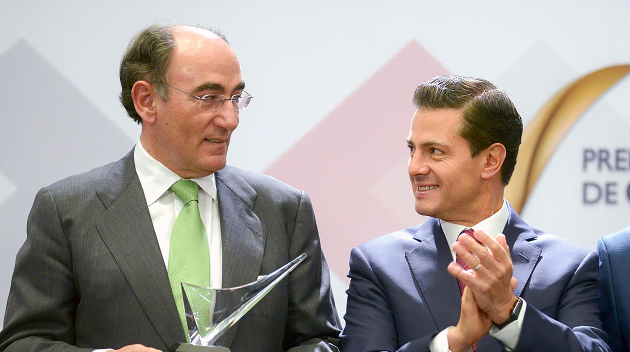 Galán y Peña Nieto, durante la entrega del premio