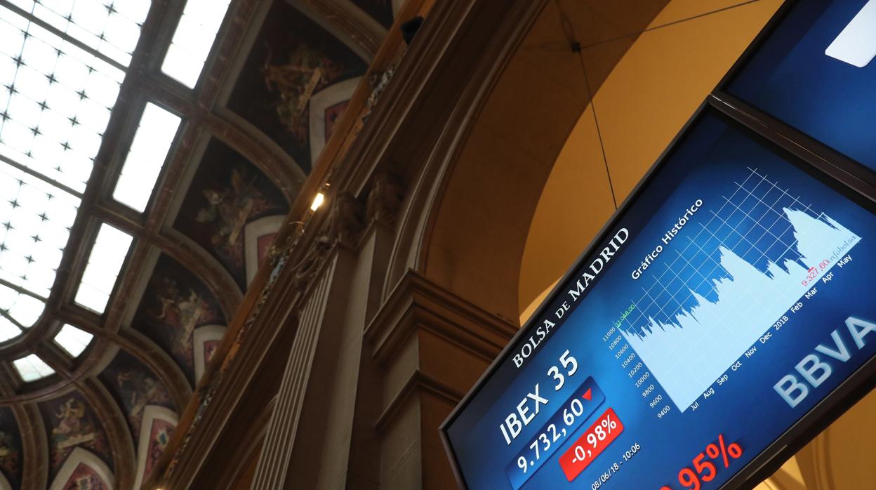 El Ibex pierde un 0,84% y los 9.800 puntos por las tensiones comerciales e Italia