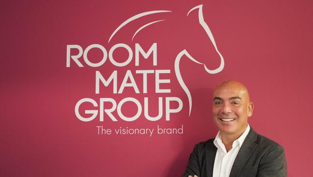 Kike Sarasola lanza la nueva imagen corporativa de Room Group