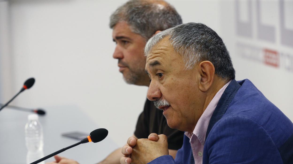 Pepe Álvarez, secretario general de UGT, junto con Unai Sordo, de CC.OO., al fondo