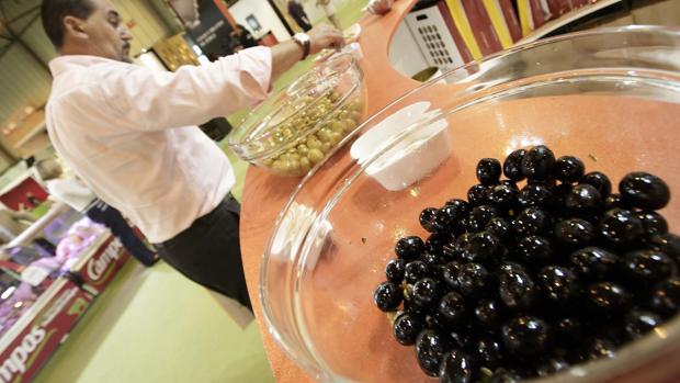 EEUU aumenta un 60% más los aranceles contra la aceituna negra española