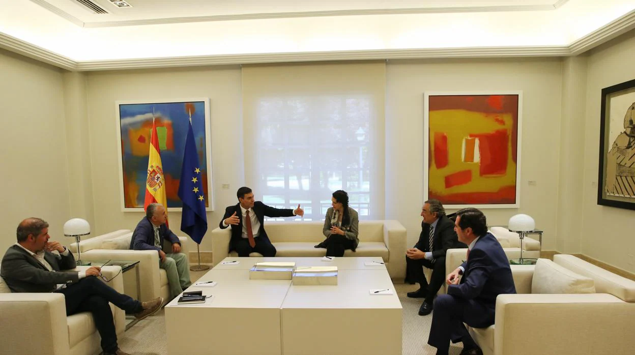 Primera toma de contacto entre los agentes sociales y el nuevo presidente del Gobierno, Pedro Sánchez