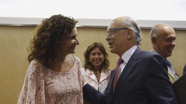 Montero exigió a Montoro un recorte del déficit que ahora no puede cumplir