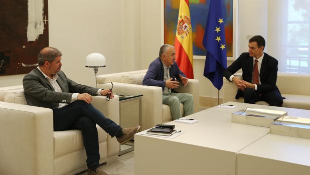 Pedro Sánchez dará 9 millones de euros a los sindicatos