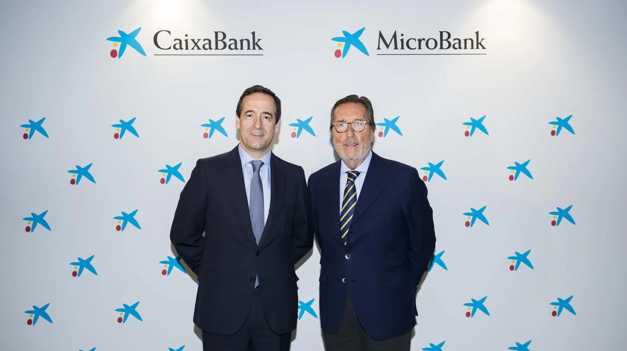 El consejero delegado de Caixabank, Gonzalo Gortázar, y el presidente de Microbank, Antoni Vila