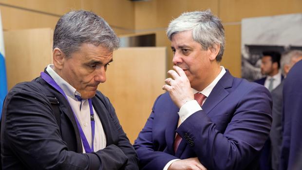 El ministro de finanzas griego, Tsakalotos, junto al presidente del Eurogrupo, Centeno