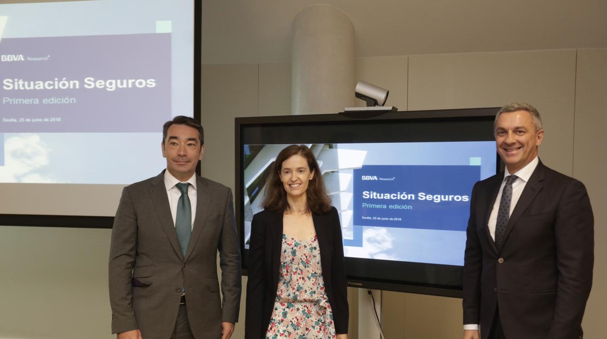 Francisco Rey, Olga Cerqueira y José Ballester, en la sede de la Territorial Sur de BBVA en Sevilla