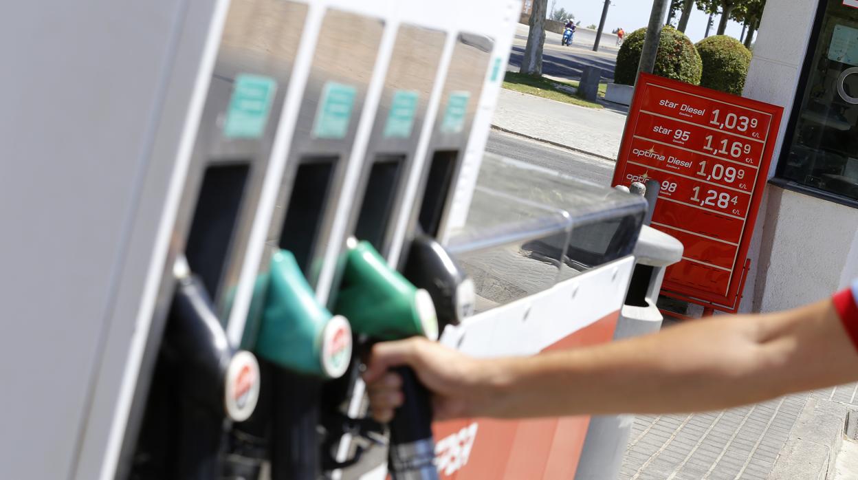 La equiparación fiscal del diésel con la gasolina podría encarecer en 0,15 euros el precio del gasóleo