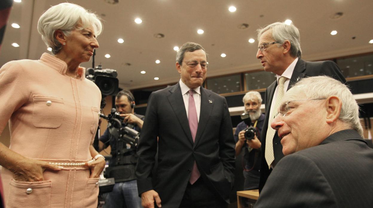 La directora del FMI, Christine Lagarde, junto al presidente del BCE, Mario Draghi; el de la CE, Jean Claude-Juncker, y el exministro alemán de Finanzas Wolfgang Schäuble