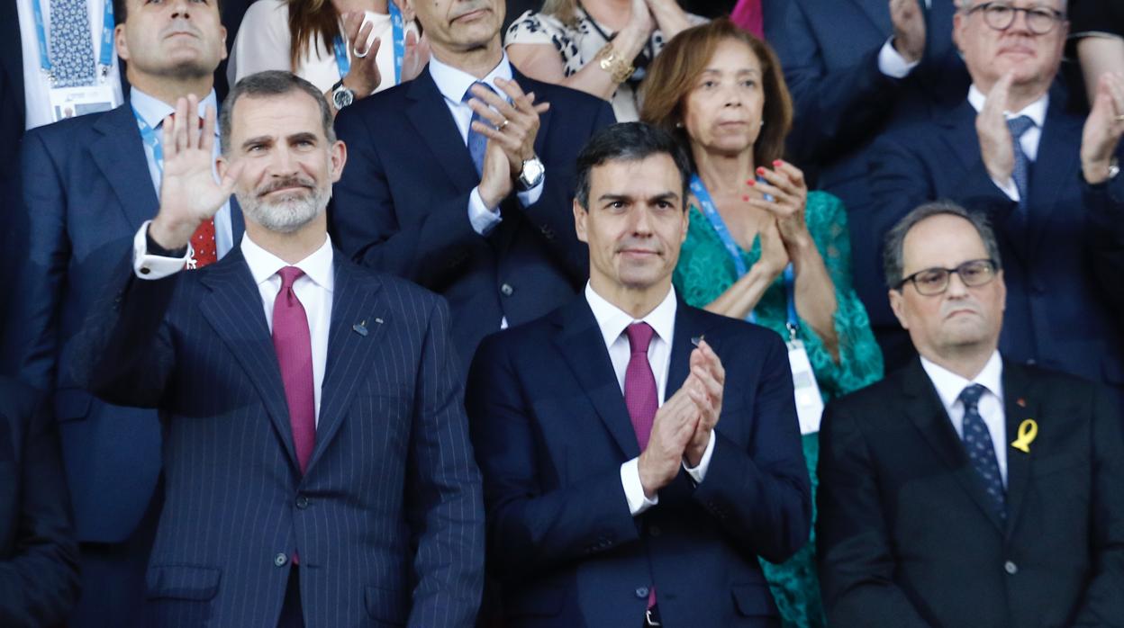 El Rey, el presidente del Gobierno, Pedro Sánchez, y el de la Generalitat, Quim Torrá en la inauguración de los Juiegos del Mediterráneo