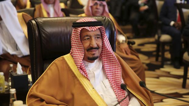 El rey de Arabia Saudi accede a incrementar la producción de petróleo a petición de Trump