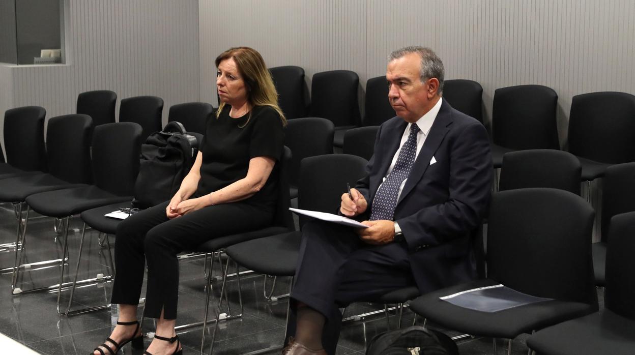 Los exdirectores genearles de la CAM, María Dolores Abad (izda) y Roberto López Abad (dcha)
