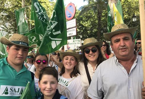 La familia de Rafael Jiménez protesta unida en la Plaza Nueva