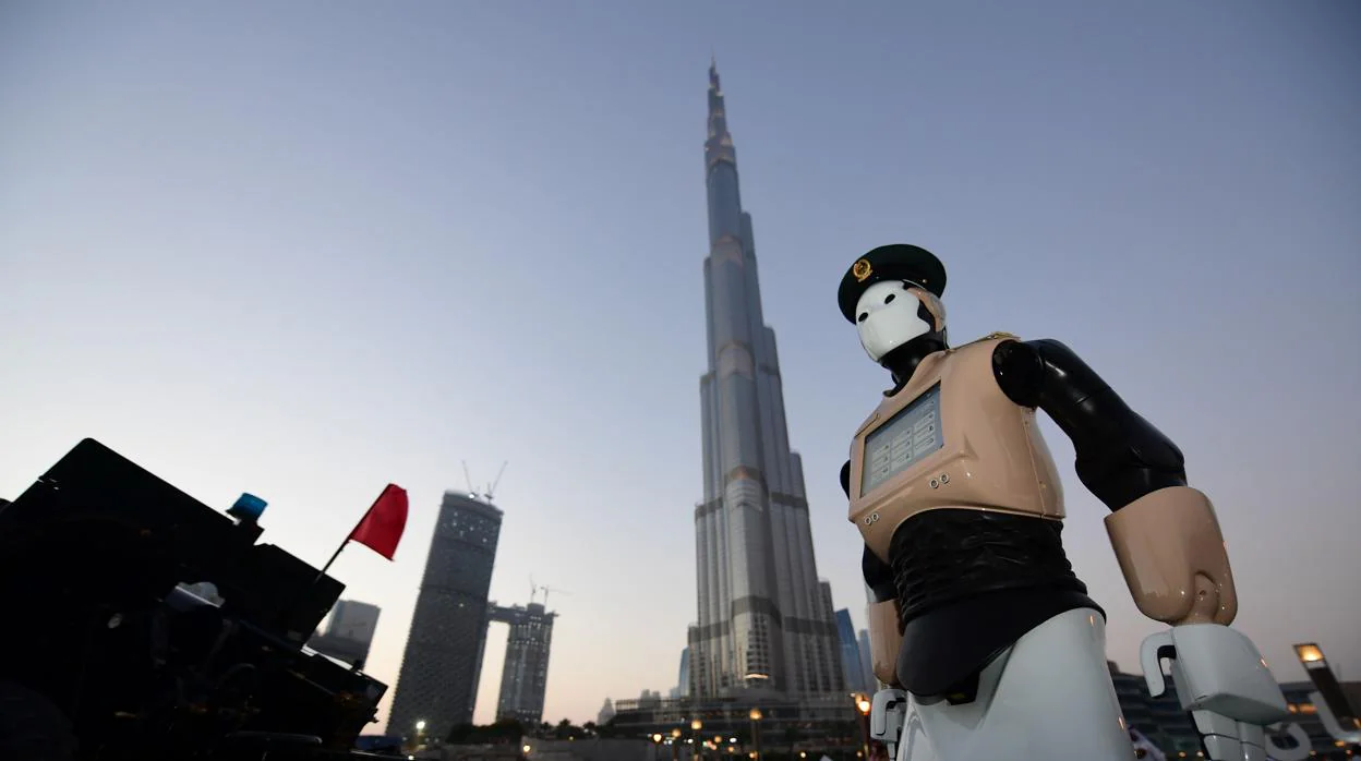 Un ejemplo de robot-policía en la ciudad de Dubai