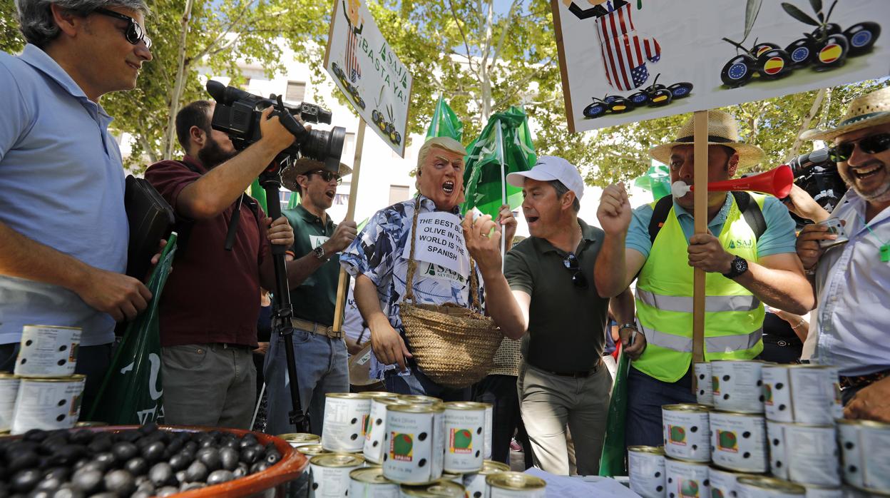 Manifestación de agricultores en Sevilla contra los aranceles impuestos port la Administración Trump