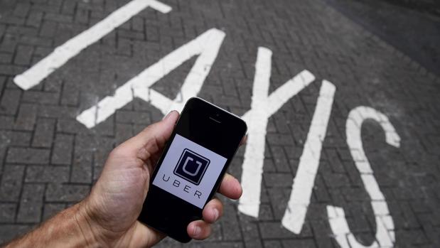 La regulación de Uber y Cabify enfrenta a Fomento con Colau