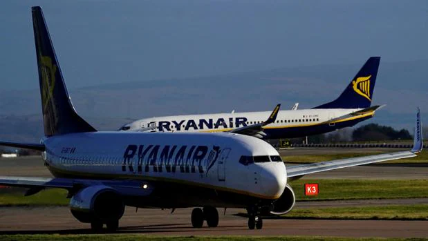 Ryanair despide a cuatro tripulantes de cabina y envía menaje al resto de tripulantes