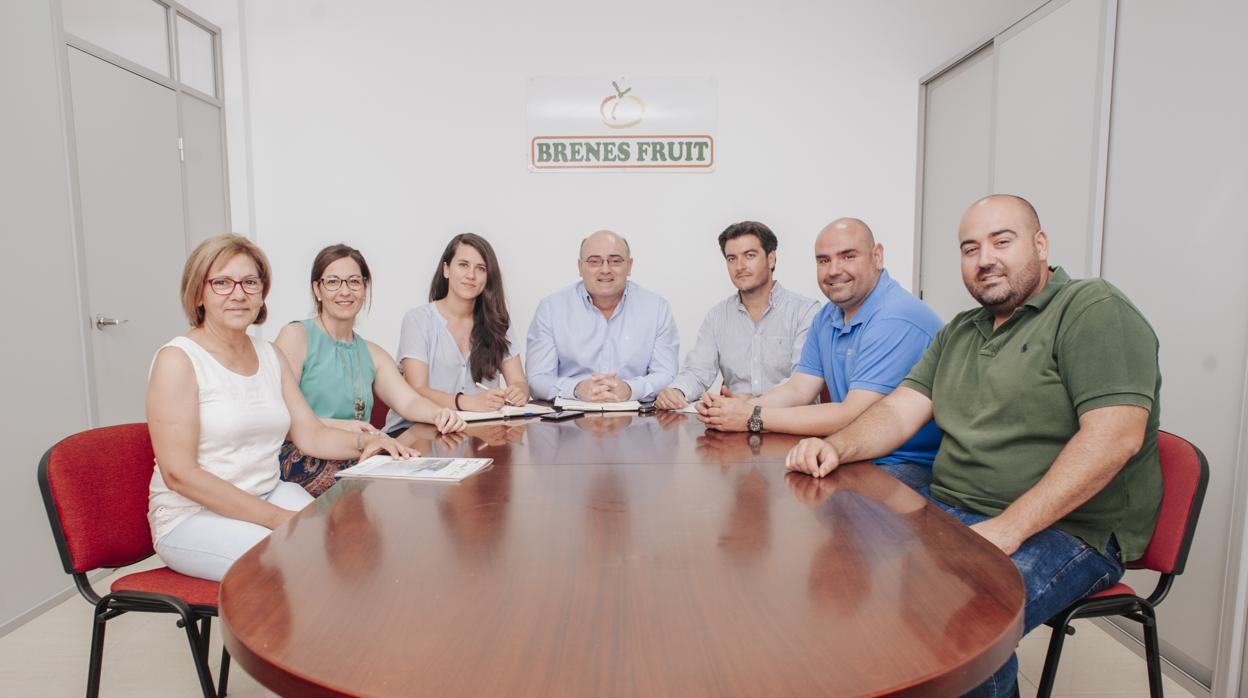 En el centro de la mesa, el presidente de la SAT Brenes Fruit, Antonio Álvarez, rodeado de su equipo