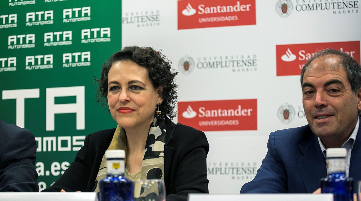 La ministra de Trabajo, Magdalena Valerio, y el presidente de ATA, Lorenzo Amor