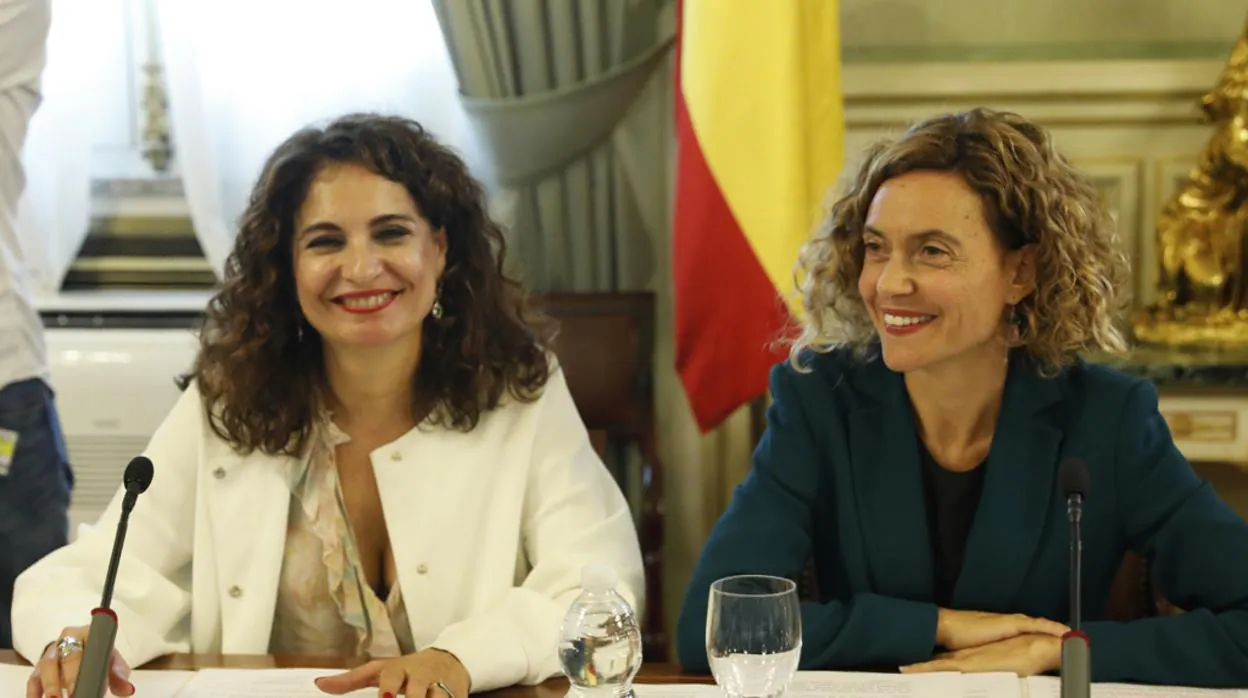 La ministra de Hacienda, María Jesús Montero, y la ministra de Política Territorial y Función Pública, Meritxell Batet
