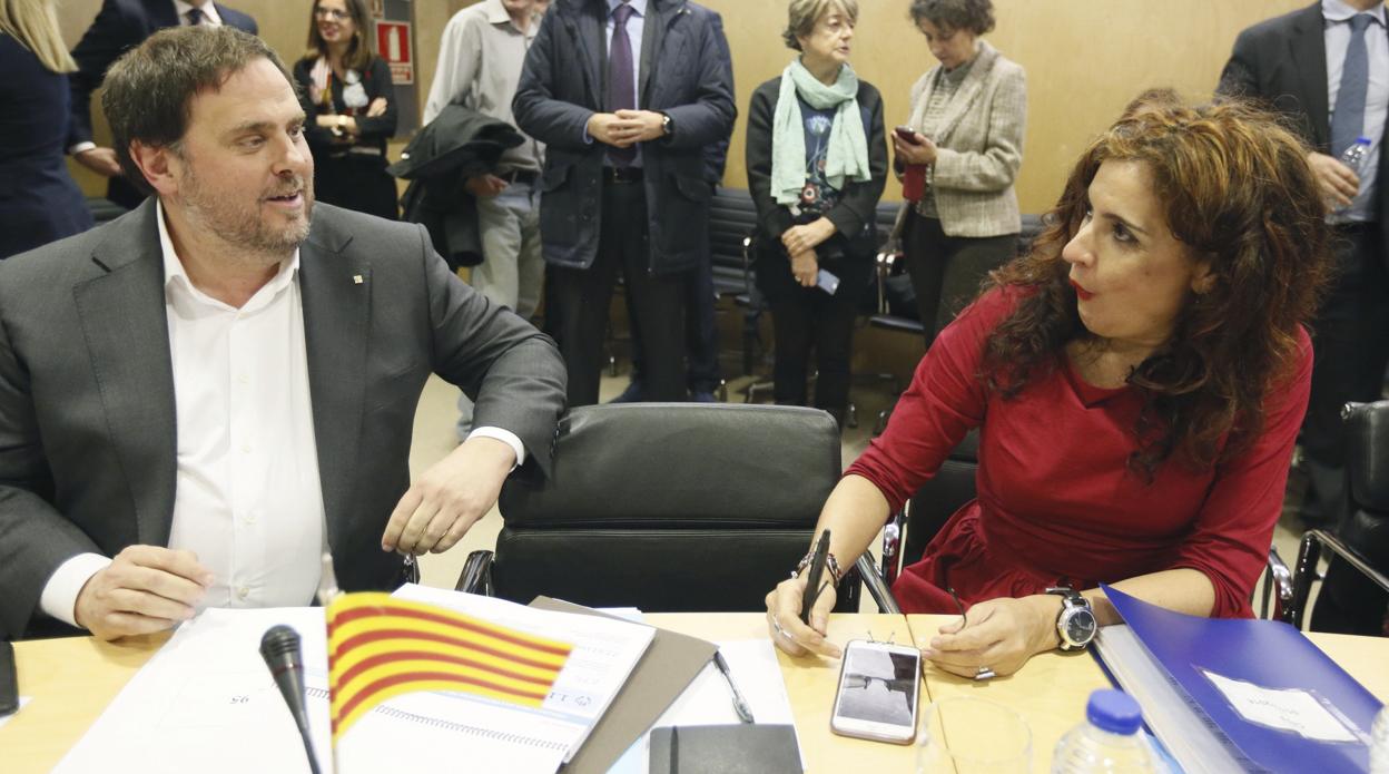 El exvicepresidente de la Generalitat, Oriol Junqueras, con la ministra de Hacienda, María Jesús Montero