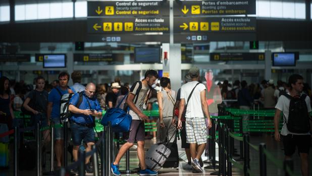 Acuerdo entre sindicatos y patronal para evitar la huelga del personal de tierra en aeropuertos