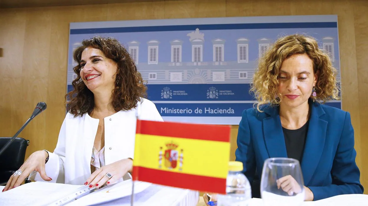 La ministra de Hacienda, María Jesús Montero, junto a la ministra de Política Territorial, Meritxell Batet, durante la reunión del Consejo de Política Fiscal y Financiera (CPFF)