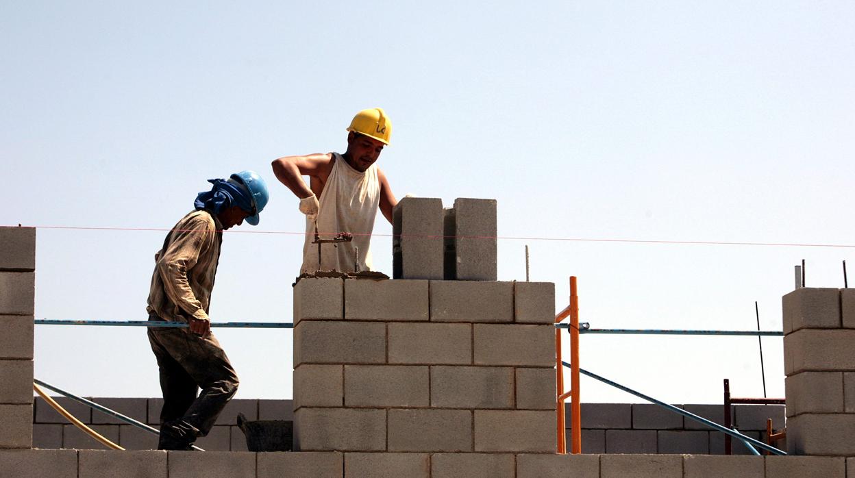 Obreros en una construcción de Barcelona