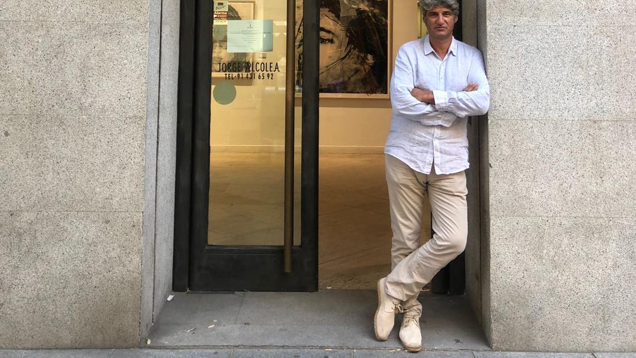 El prestigioso galerista, a las puertas de su sala en Claudio Coello, 28