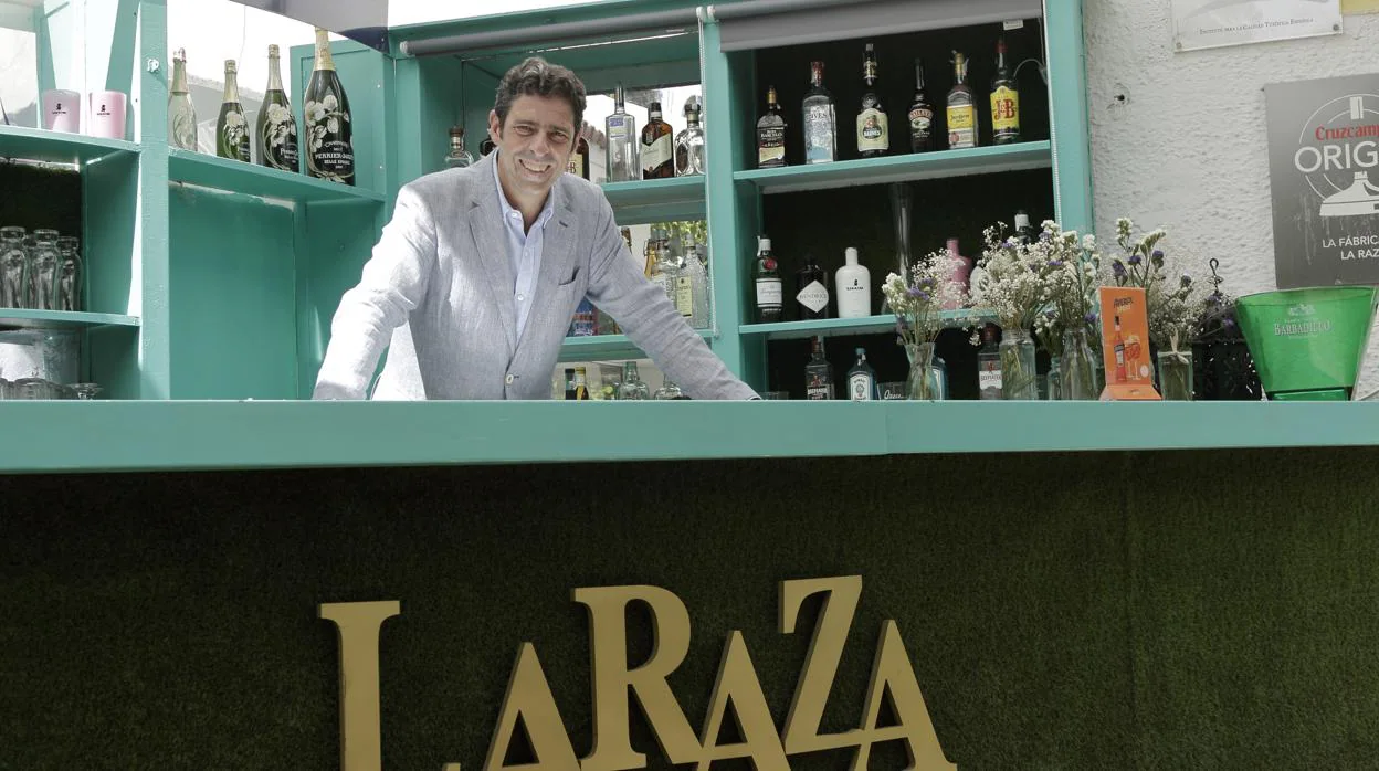 José Ignacio de Rojas Rodríguez, uno de los dueños del negocio familiar, tras la barra exterior de La Raza