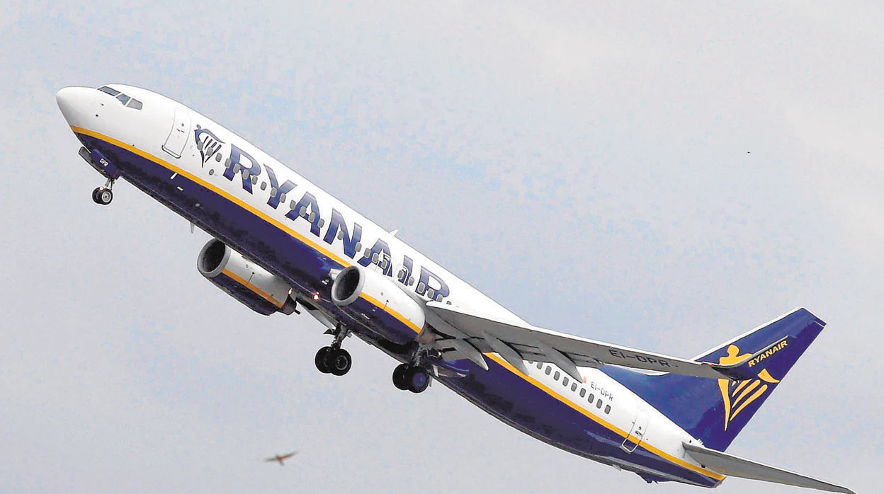 Un avión de Ryanair tras despegar del aeropuerto de Toulouse