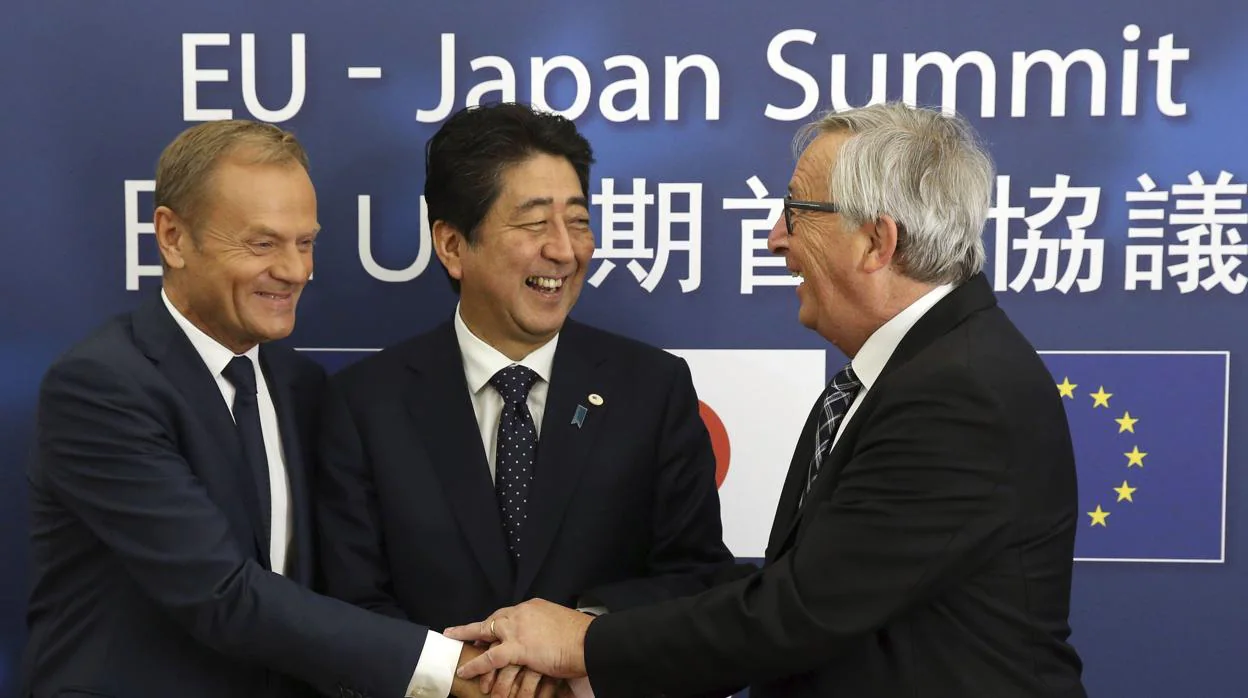 Donald Tusk (iz.), presidente del Consejo Europeo; Shinzo Abe (centro), primer ministro nipón; y Jean-Claude Juncker, presidente de la Comisión Europea, durante su cumbre en Japón