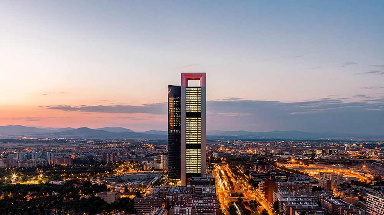 En primer término, la torre de Cepsa en la Castellana, Madrid